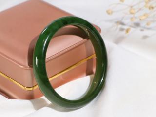 和田玉手镯戴久了颜色变暗咋办?